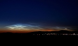 地上から見た夜光雲